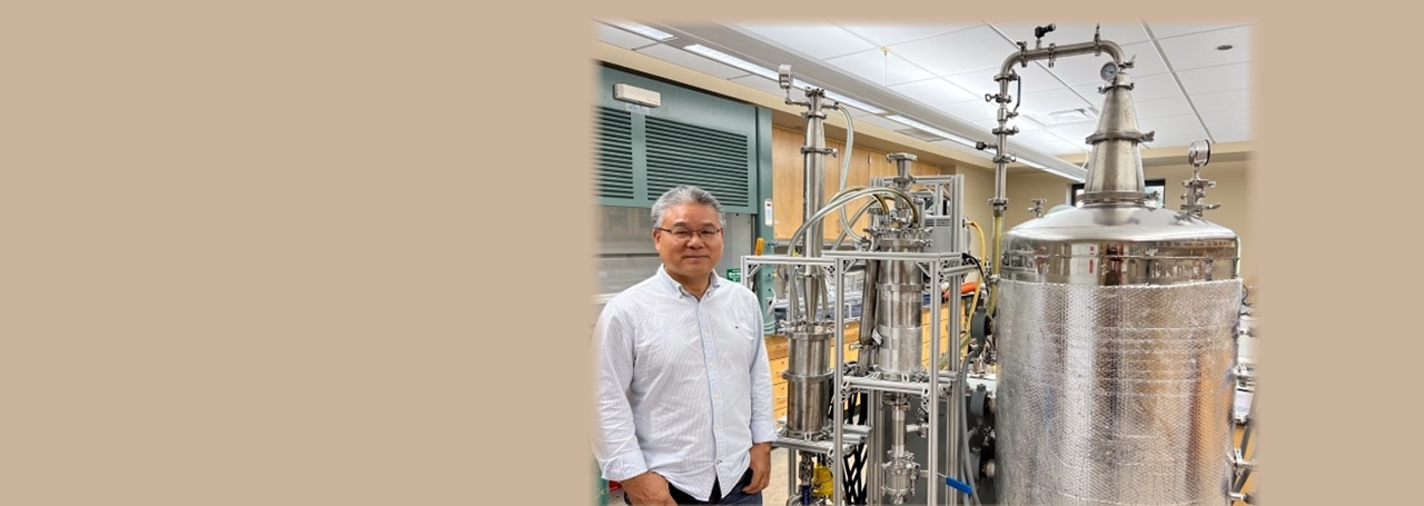 SUNY ESF Professor Wendong Tao in his lab